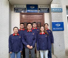 1-部分团队成员合影(中间为负责人)